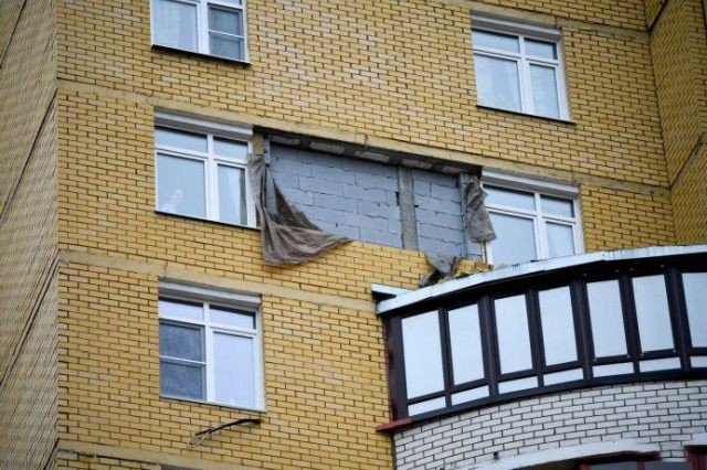 В Екатеринбурге ветер снес часть стены новостройки