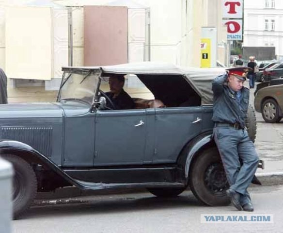 Задумчивый милиционер и его машина