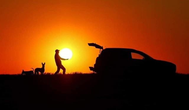 Индийский фотограф сделал серию прикольных снимков с закатом солнца