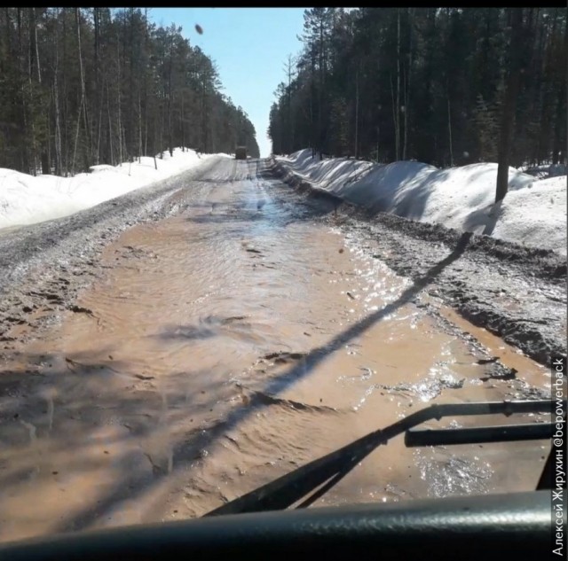 Как зимники весной превращаются из дороги в болото