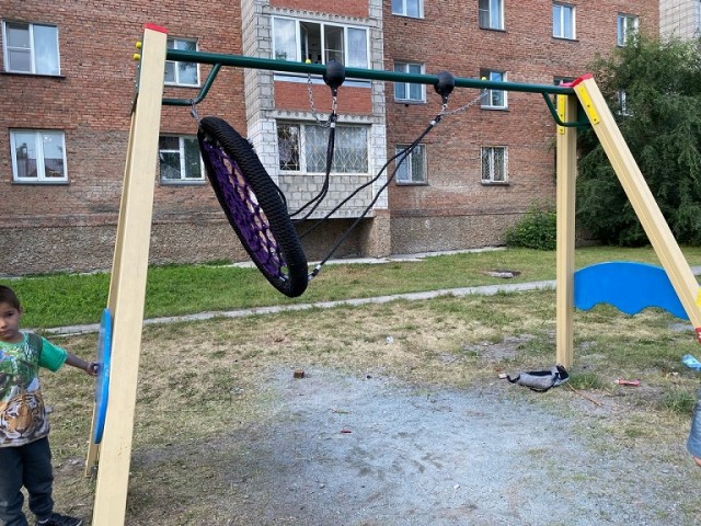 В Новосибирске на качели во дворе дома повесили замок, чтобы дети не шумели