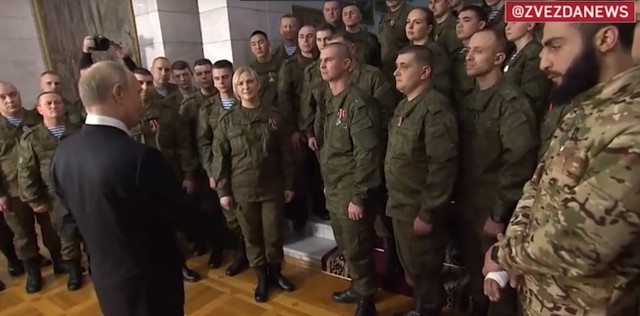 Путин выступил с новогодним обращением к россиянам на фоне военных