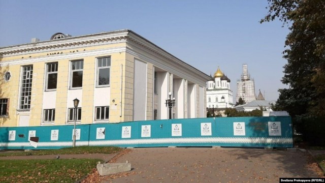 "Может тебя вместо Ленина убрать?"