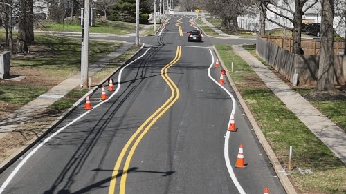 Чтобы водители не превышали скорость, на дороге появилась нелепая зигзагообразная разметка