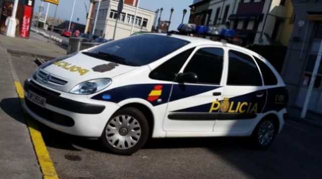 Мужчина попытался сесть на борт самолета с трупом жены в Испании