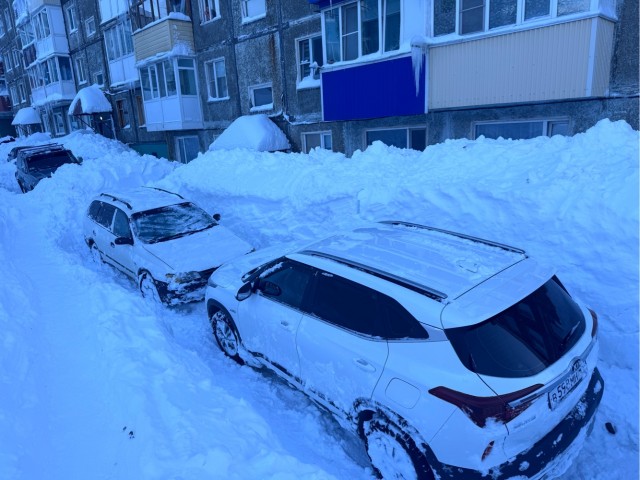 На Камчатке откопали автомобиль из пятиметрового сугроба