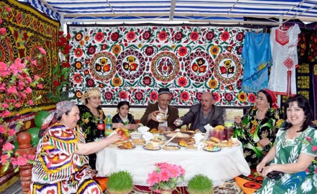 Таджик сеть. Таджикская семья за столом. Семья в Таджикистане. Таджикистан праздник в семье. Семья таджиков.