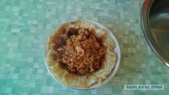 Жареный рис по тайски с креветками и грудкой