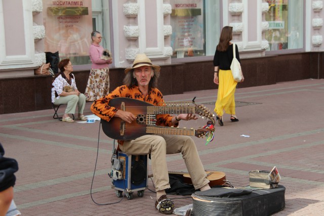 Арбат замолчал