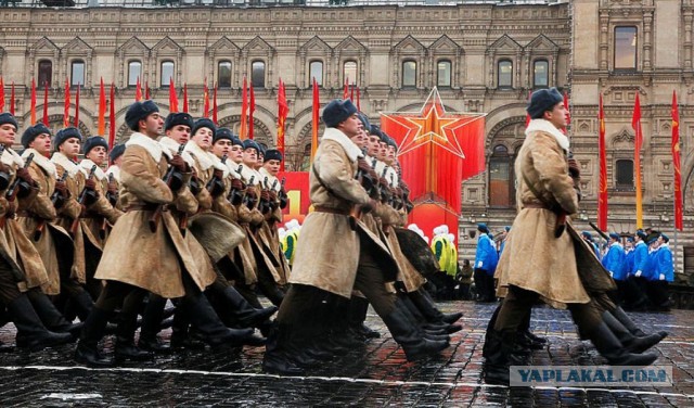 В Москве прошел торжественный марш в честь парада 7 ноября 1941 года