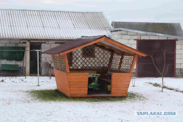 Небольшая беседка в саду.