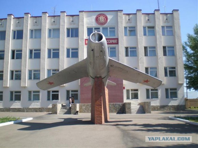 Автомобили на постаменте