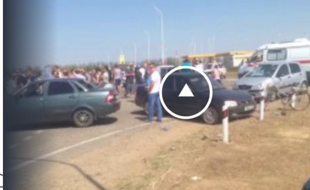 В Тимашевске народ перекрыл трассу требуя компенсации за утраченное имущество из-за града