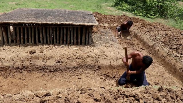 Два камбоджийца построили домик с бассейном всего за две недели, используя подручные материалы