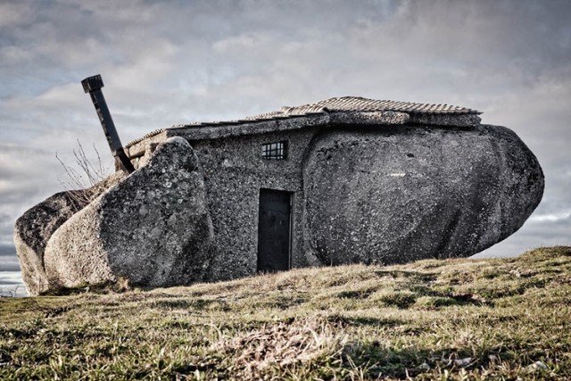 Дом, основой которого стали огромные валуны (Casa do Penedo, Португалия)