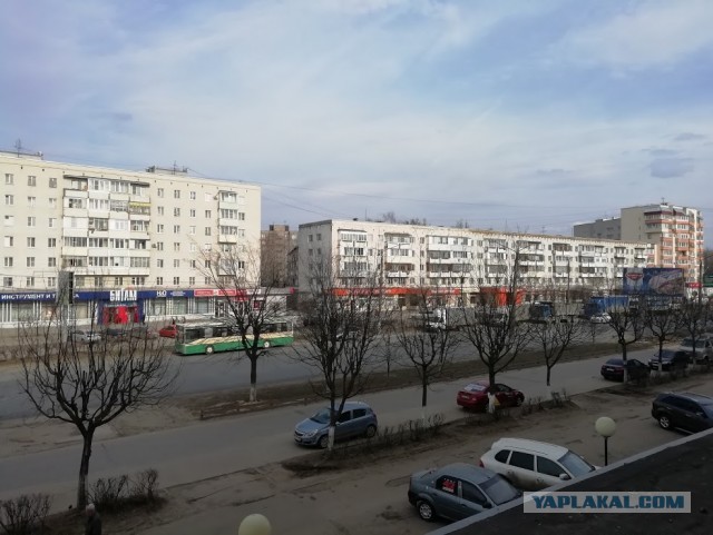 Давайте фото у кого какой вид из окна на оживленные улицы городов в настоящий момент