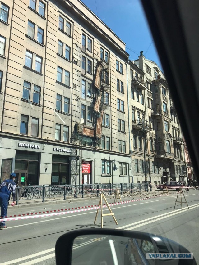 В центре Петербурга обрушились четыре балкона жилого дома