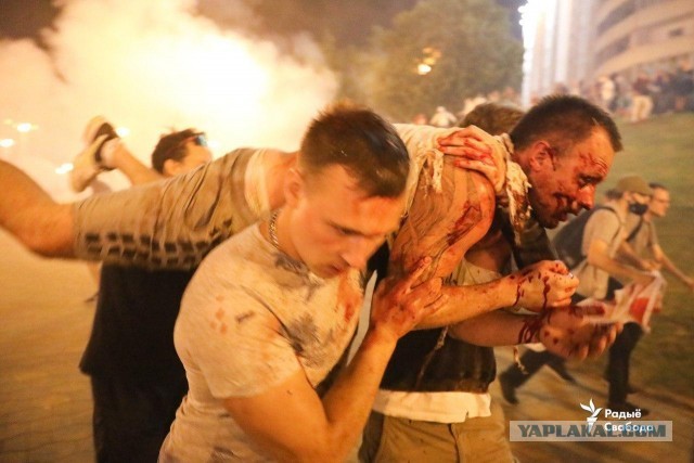 Беларусь! Люди бьют ОМОН возле стеллы