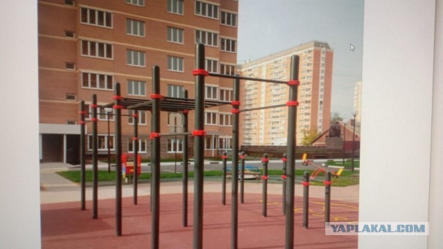 В Ростовской области парень крутился, как волчок на турнике, но в какой-то момент перекладина отвалилась
