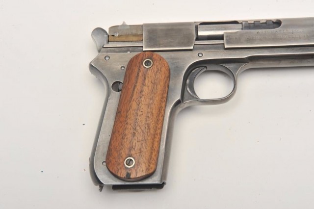 Первый в ряду "Кольтов": Colt M1900