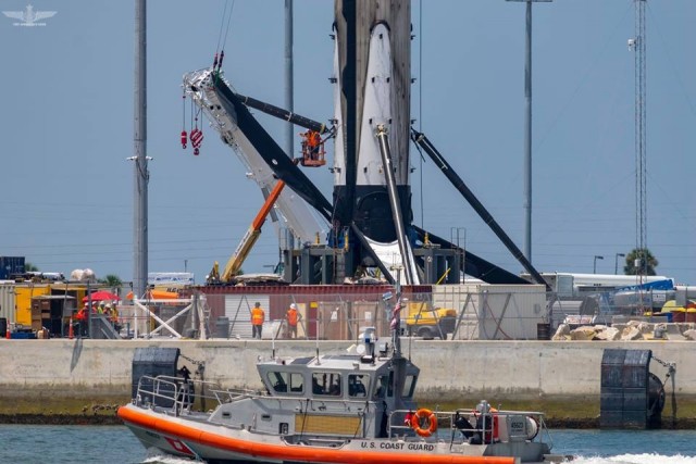 Илон Маск показал в твиттере первую самоходную платформу SpaceX для посадки первых ступеней Falcon 9