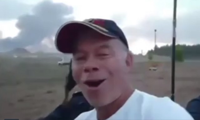 Газманов весело прокатился на танке на фоне полыхающей деревни в Самарской области