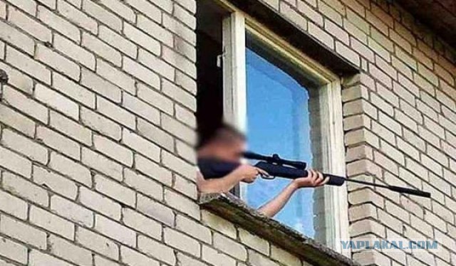 Рабочих, которые строят дом в Можайском районе Москвы, регулярно обстреливают из пневматического оружия.
