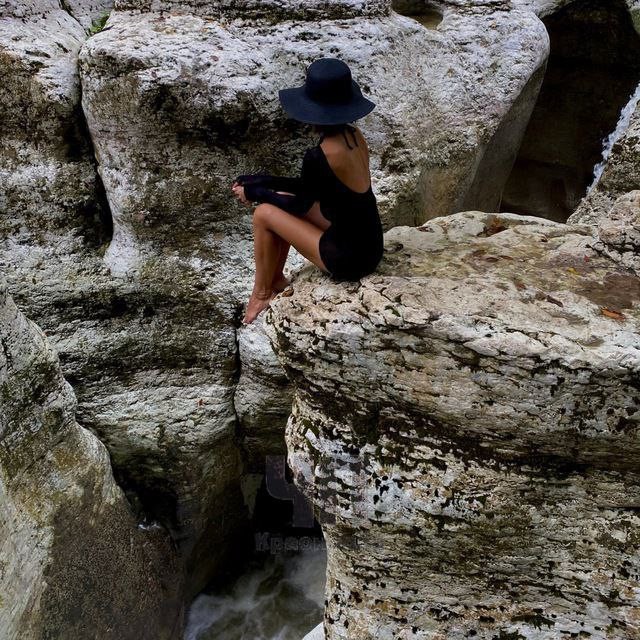 В Сочи туристка сорвалась со скалы делая селфи