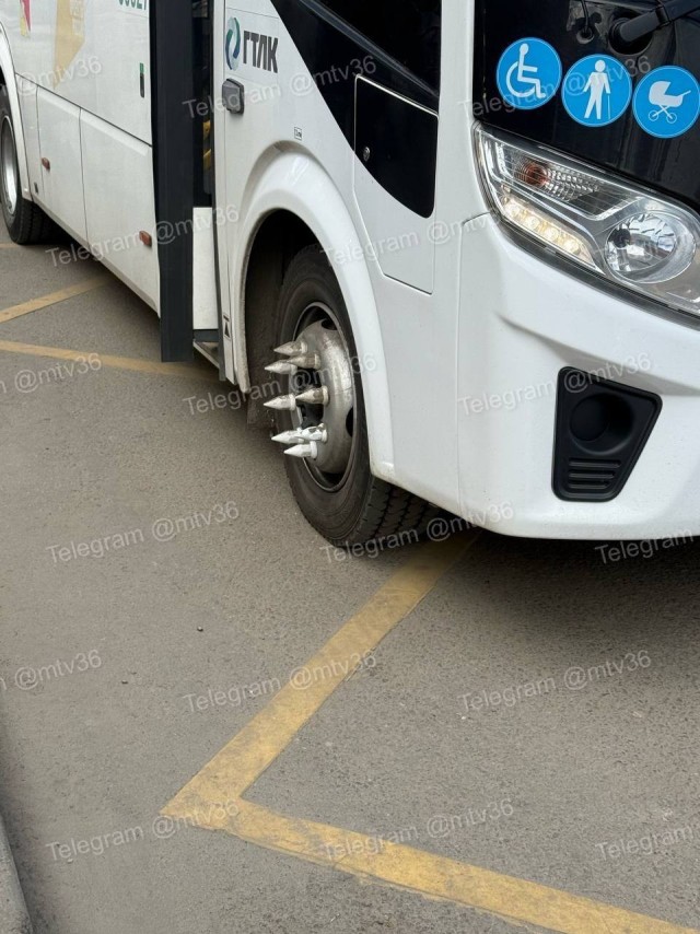 В Воронеже заметили неуловимый шипованный автобус