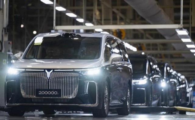 Продажи простых иномарок падают, а «Роллс-Ройсов» — растут