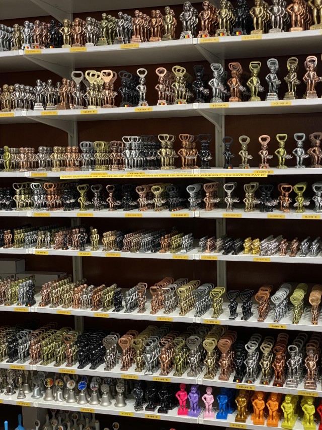 В этой сувенирной лавке Брюсселя...