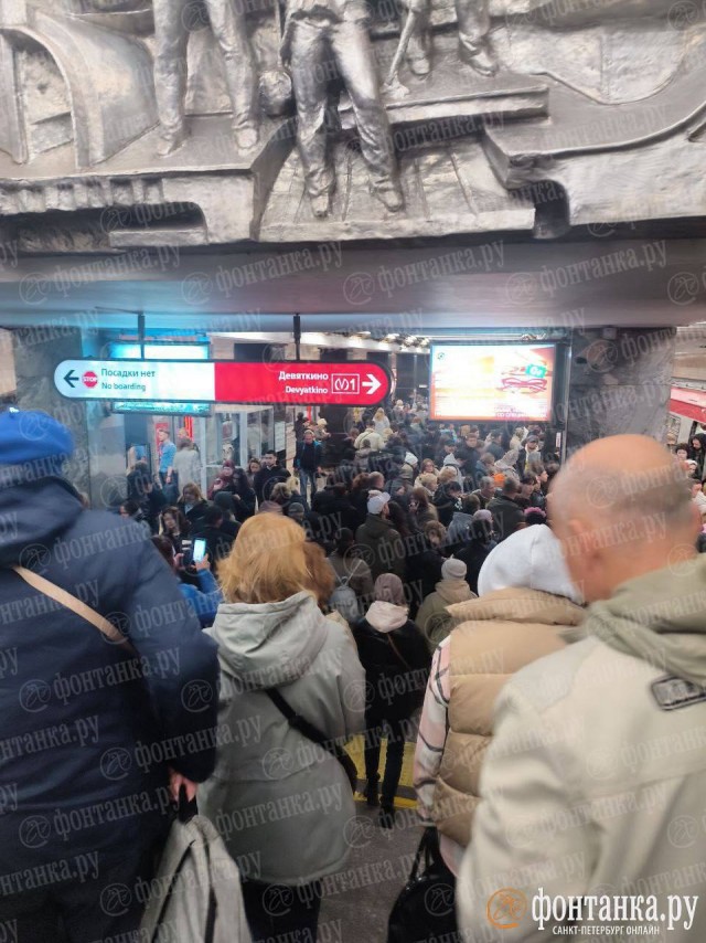 В питерском метро полный КОЛЛАПС — на вход закрыты сразу четыре станции