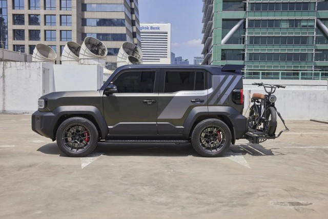 Toyota начала продажи компактного рамного внедорожника Land Cruiser FJ («бэби-Крузак»). Цена в базе - от 3,2 млн рублей