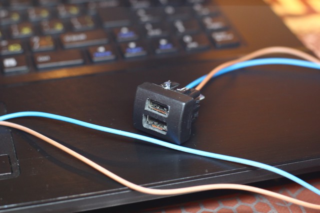 Делаем USB-зарядник в машину