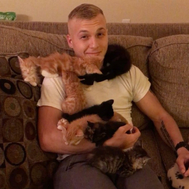 10 спасённых котят укрыли парня своими пушистыми телами