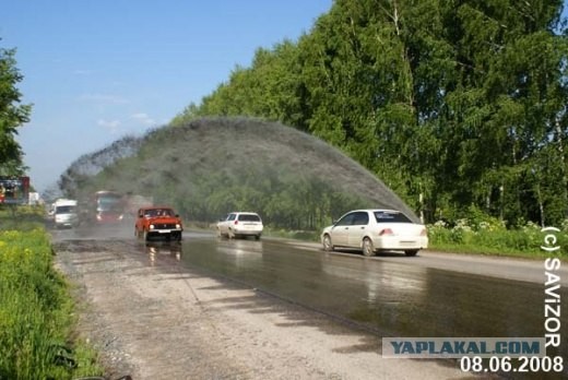 Грязный фонтан на улице в Новосибирске.