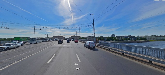Открыл дверь и завалил междурядника...