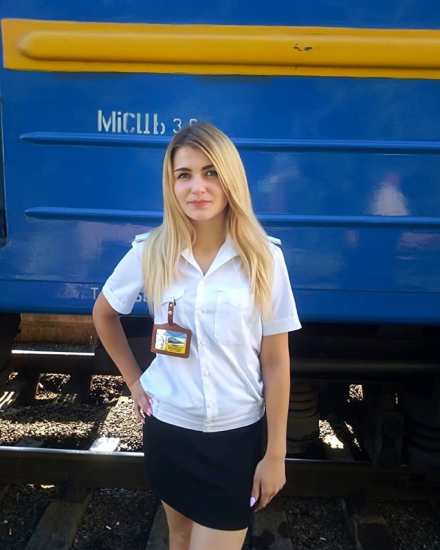 Приятные взгляду сотрудницы железной дороги