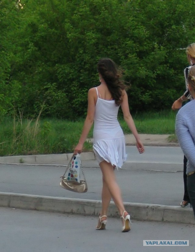 Девушки и женщины в просвечивающих штанишках и юбках