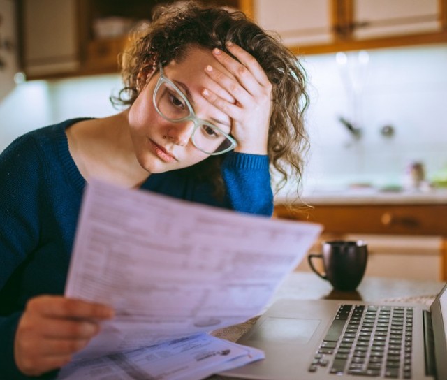 Женщина 40-50 лет с ребенком: приставы составили условный портрет самого бедного должника