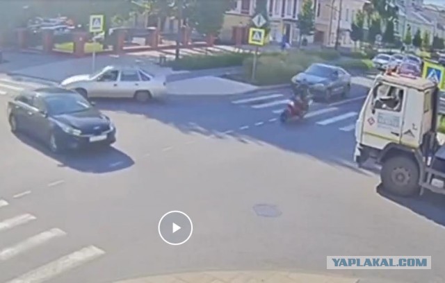 Мотоциклист обгонял поток по "встречке"... на свою голову