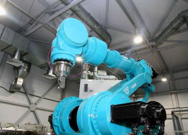 «Роскосмос» показал робота, который будет собирать двигатели для ракет