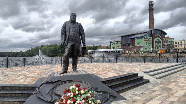Две самые красивые школы в России.