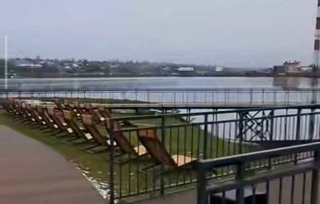 «Похоже открыли пляжный сезон»: в пермской Лысьве в ноябре установили шезлонги на набережной.
