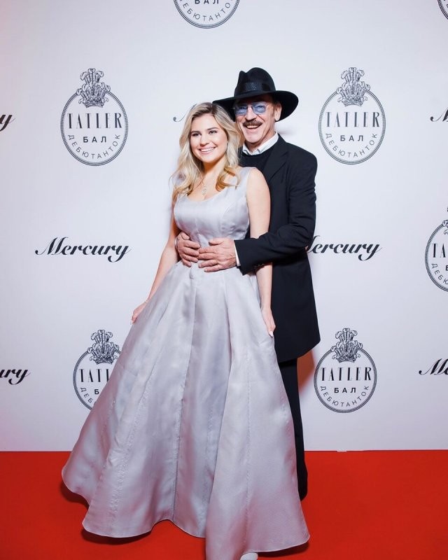 Внучка Боярского похвасталась грудью в честь 27-летия