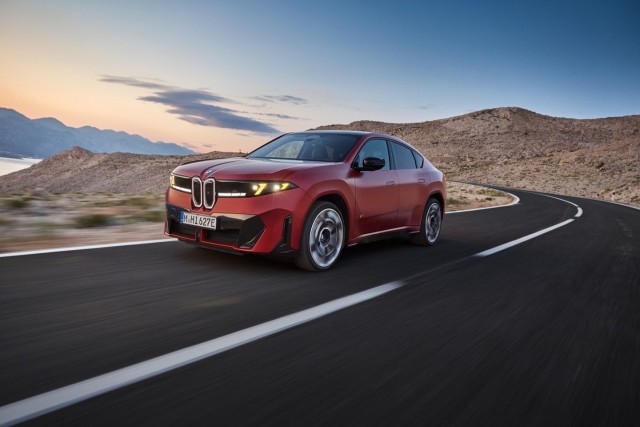 BMW представила электрический кроссовер iX4 с уже знакомым дизайном