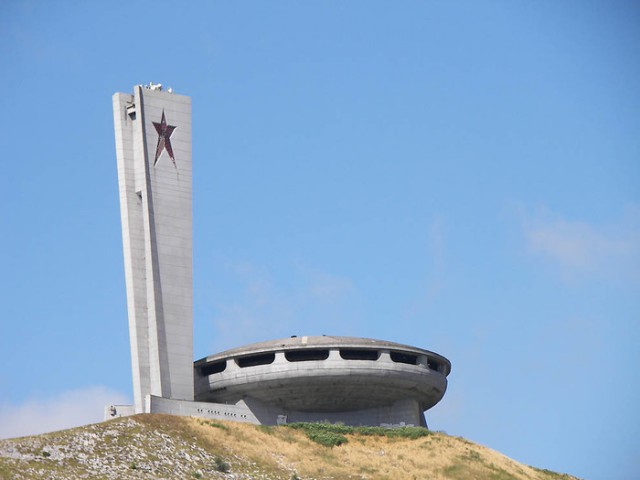 Ракеты, корабли, летающие тарелки, цветы и роботы: