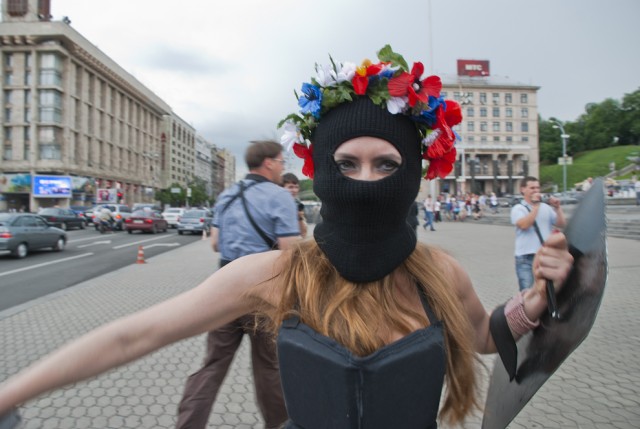 Femen снова чудят: "Я тебе камеру в жопу засуну!"