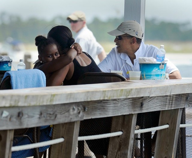 Чета Обамовых посетила мексиканский залив
