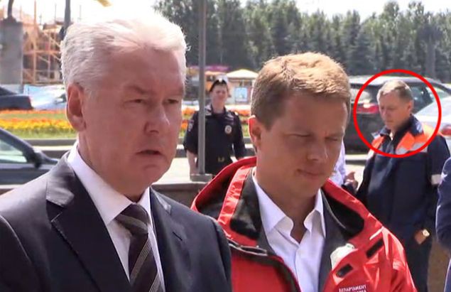 Беседин оделся в спецовку перед спуском в метро